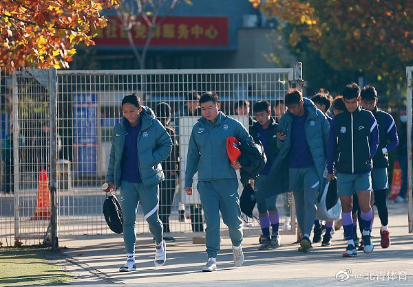 多名NBA高管：鹈鹕几乎不可能裁掉锡安据TA记者MikeVorkunov报道，由于锡安上赛季仅出战了29场比赛，他后三个赛季（2025-26、2026-27、2027-28）的合同将不再受保障。